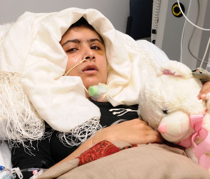 Artsen in het Queen Elizabeth Hospital in Birmingham brachten Malala Yousufzai er in 2012 na intensieve behandelingen er weer bovenop. (AP Photo/University Hospitals Birmingham NHS Foundation Trust)