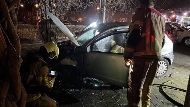 Auto in brand in Deventer, brandweer voorkomt overslaan naar houten overkapping