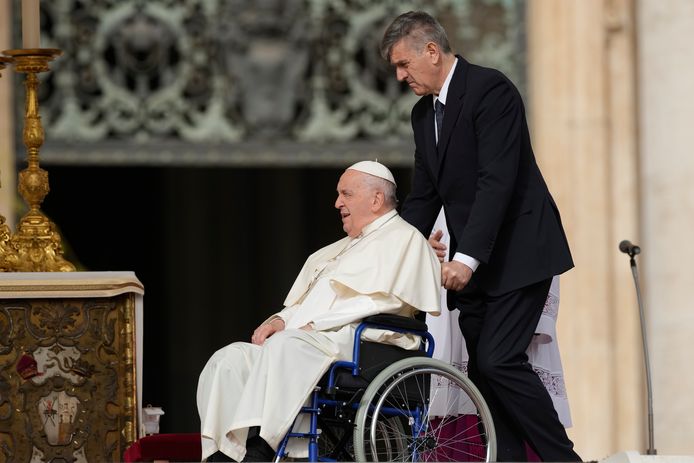 Paus Franciscus arriveert in een rolstoel op het Sint-Pietersplein in het Vaticaan, waar hij de mis op Paaszondag zal vieren.