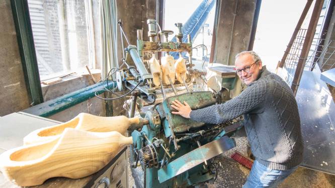 Einde dreigt voor klompenmakerij in Heinkenszand: gemeente keurt ‘werkend museum’ bij de molen af
