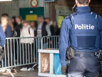 KIJK. Politie controleert honderden scholieren op drugs in Oudenaarde, maar het is rugzak van volwassene die agenten verrast