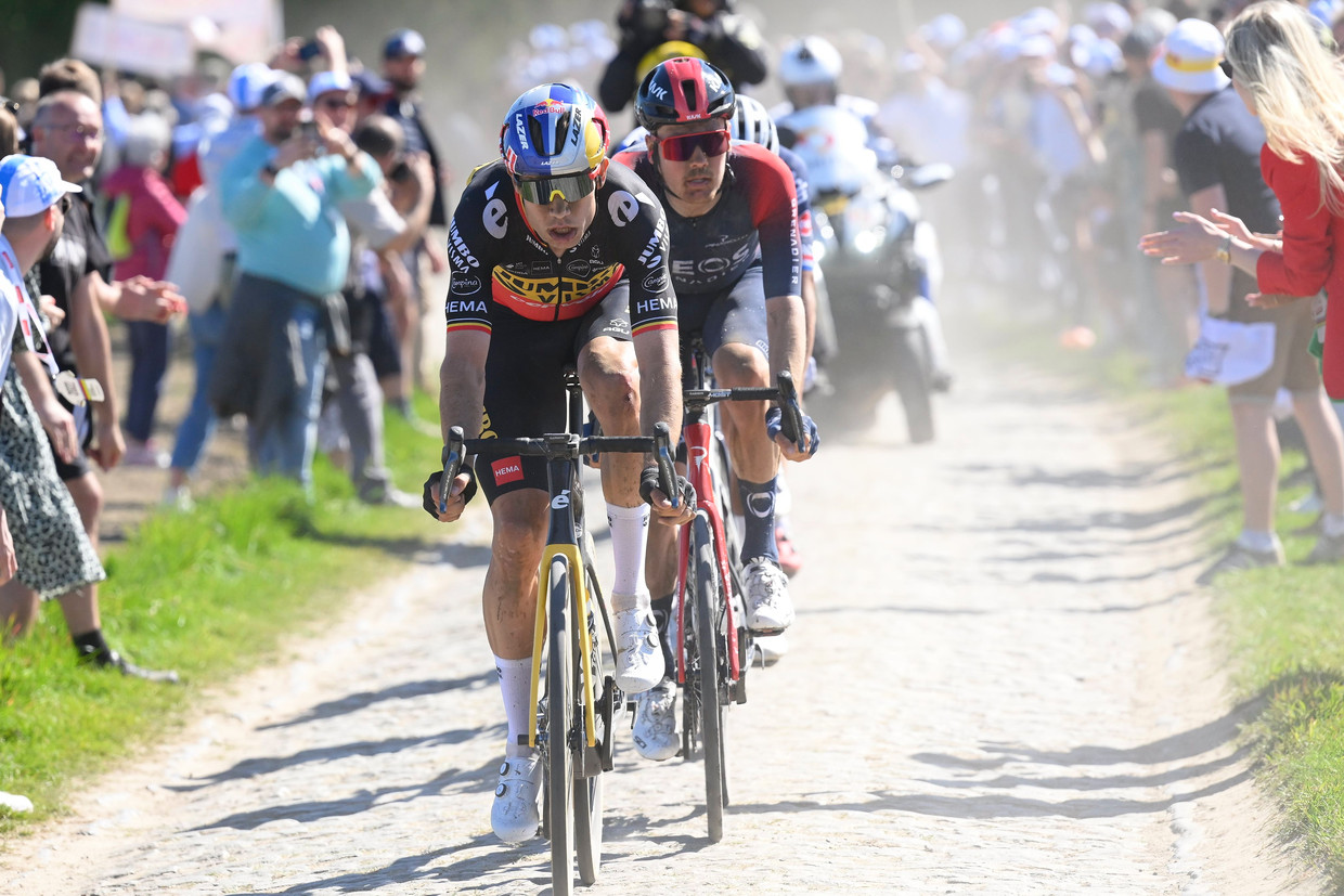 Wout van Aert en latere winnaar Dylan van Baarle in de finale van Parijs-Roubaix. Volgend seizoen is deze klassieker weer een hoofddoel. Beeld Photo News