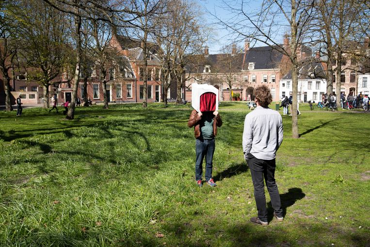 Acteur Tim Verbeek van theatercollectief Illustere Figuren speelt Peer Gynt als voorstelling to-go in Groningen.   Beeld David Vroom