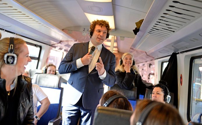 AKI-directeur Marc Boumeester promoot in de trein van Rijksmuseum Twenthe naar Rijksmuseum Amsterdam zijn boek.