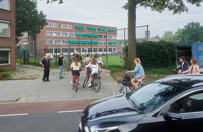 Leerlingen van het TBL fietsen via de nieuwe poort aan de Oostwal het schoolterrein op.