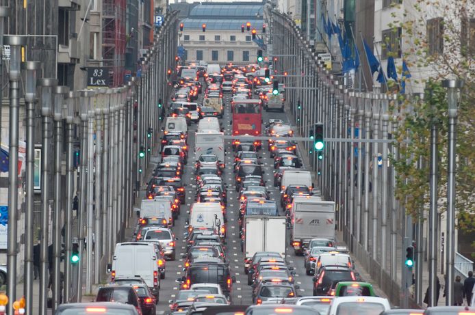 Verkeer in de Wetstraat.