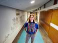 Ilse van Kraaij bij een deel van de mega-muurtekening voor de Oekraïense kinderen, in de gang van haar oude school.