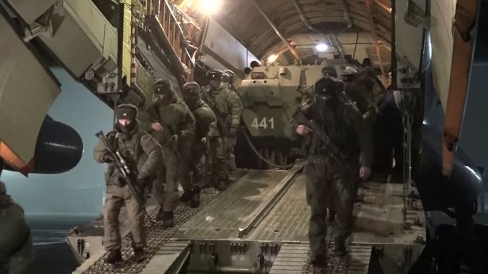 Казахстан обратился за помощью к возглавляемому Россией военному альянсу ОДКБ.