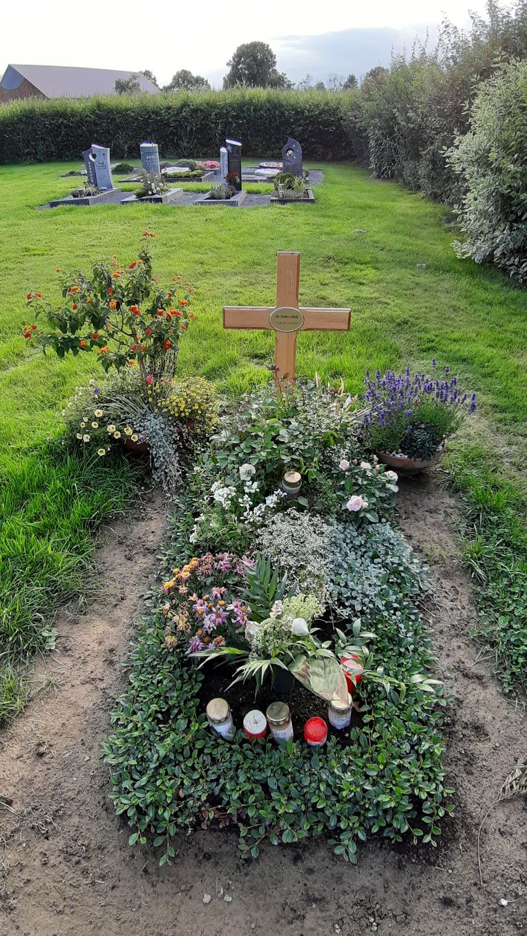 Het nog steenloze graf van CDU’er Walter Lübcke, die twee maanden geleden werd doodgeschoten. Beeld Chris van Mersbergen