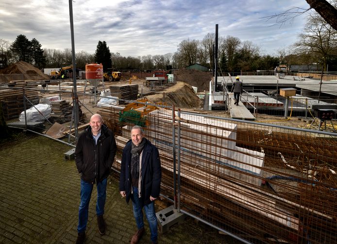 Bestuursleden Joost van Stiphout (links) en Johan Janssen van Stichting Gemeenschapshuis Asten op de bouwlocatie aan de Kerkstraat.