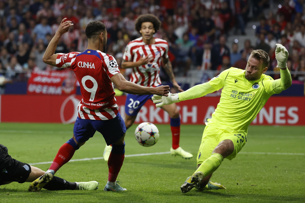 Club Brugge-doelman Simon Mignolet redt een poging van Atlético-aanvaller Matheus Cunha in de Champions League, woensdagavond in Madrid. Beeld ANP / EPA