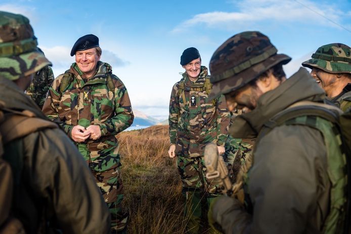 De koning in gesprek met militairen die de loodzware bergtraining in de Schotse Hooglanden doen.
