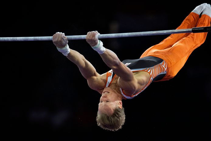 Epke Zonderland in actie op de rekstok.