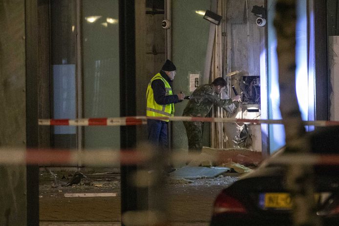 Bij een plofkraak op een pinautomaat aan het Lambertus Zeilplein in Amsterdam Nieuw-West is een enorme ravage ontstaan. Onbekend is of de dader(s) geld hebben buitgemaakt.