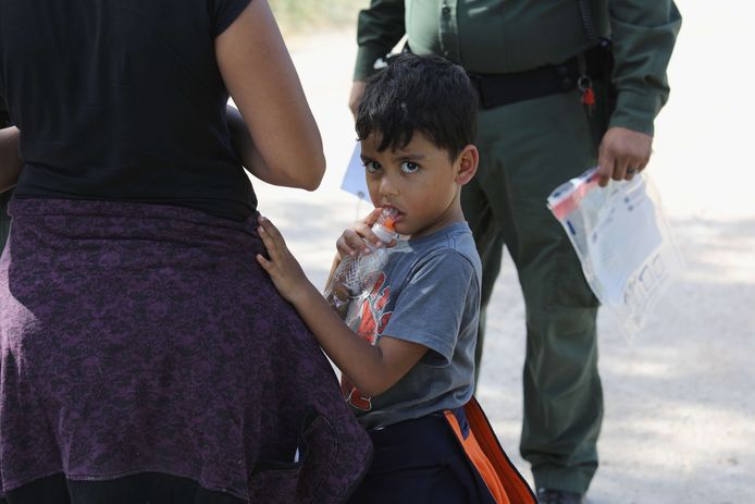 Veel latino’s uit Centraal-Amerika die van plan waren om binnenkort de grens met de VS over te steken, bevinden zich in een lastig parket. Vaak zijn ze al maandenlang onderweg om de Mexicaans-Amerikaanse grens over te steken, maar het plotse vooruitzicht om hun kinderen kwijt te raken, schrikt velen van hen af.