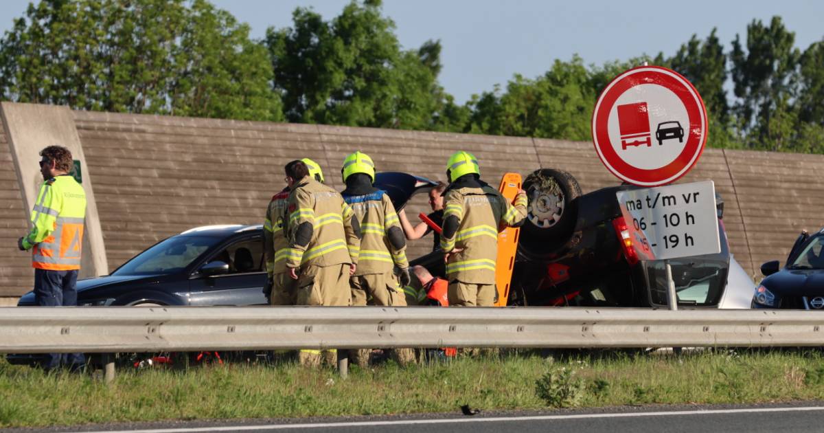 Auto slaat over de kop bij ernstig ongeval op A30 bij Ede; snelweg dicht.