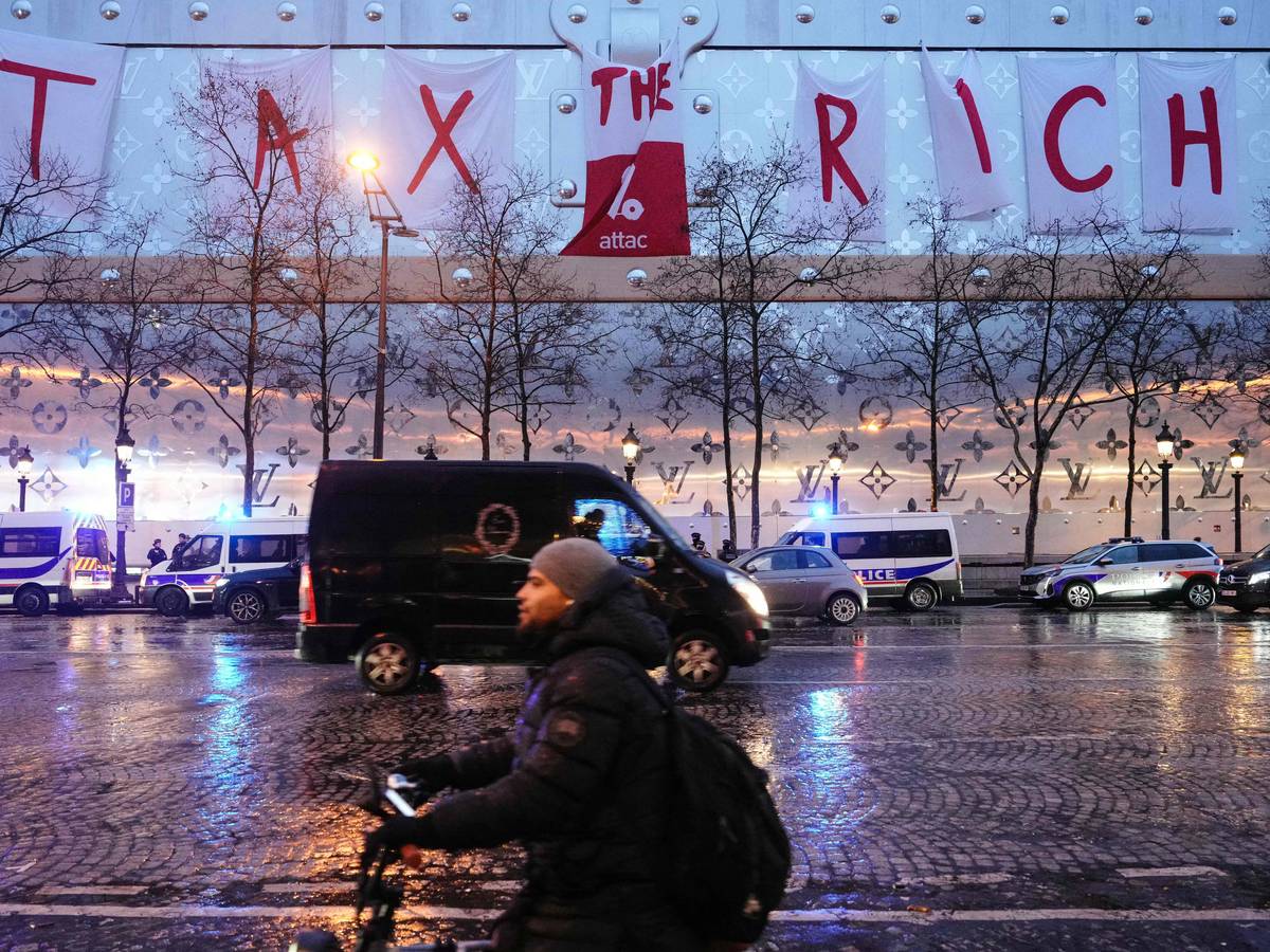 Une banderole “Tax The Rich” sur le futur hôtel Vuitton à Paris | Monde |  7sur7.be