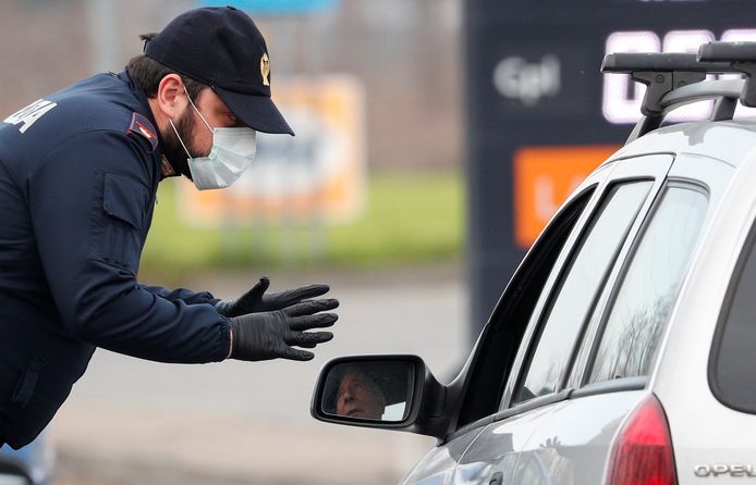 Policier entre Codogno and Casalpusterlengo, deux villes confinées.