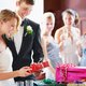 ‘Stort het bedrag voor en niet na het feest’: hoeveel geef je het koppel cadeau als je te gast bent op een huwelijk?