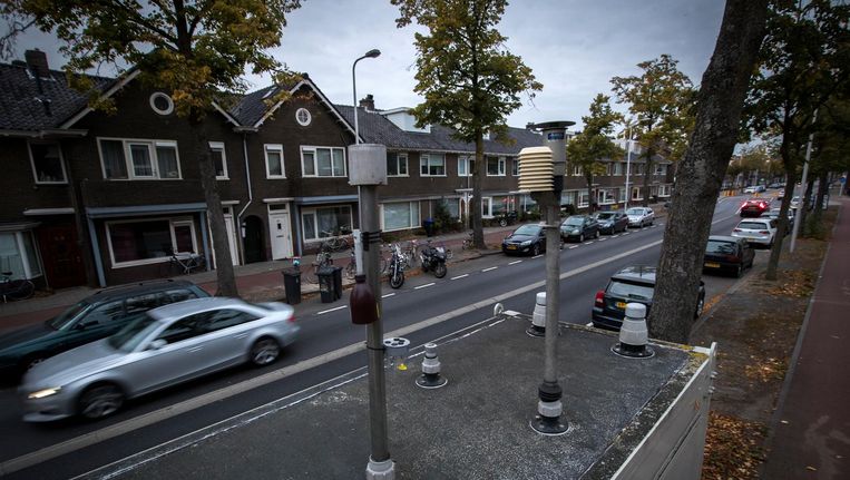 Een mobiel meetstation van het RIVM meet in Utrecht de luchtkwaliteit. Utrecht mag oude dieselpersonenwagens uit het centrum weren. Beeld ANP