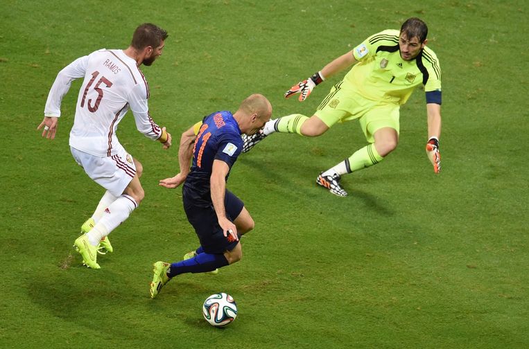 Robben met Casillas en Ramos (links), kort voordat hij de 5-1 maakt tegen Spanje. Beeld afp