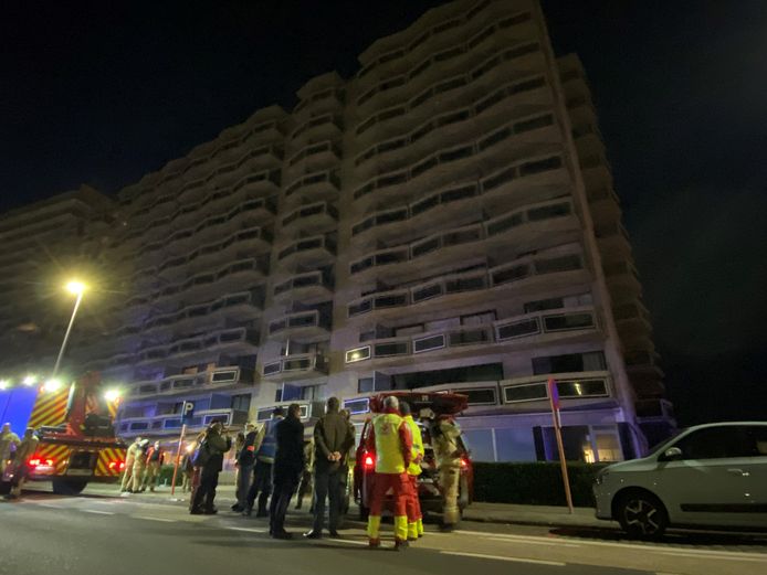 De hulpdiensten aan het flatgebouw in de Koningin Astridlaan.