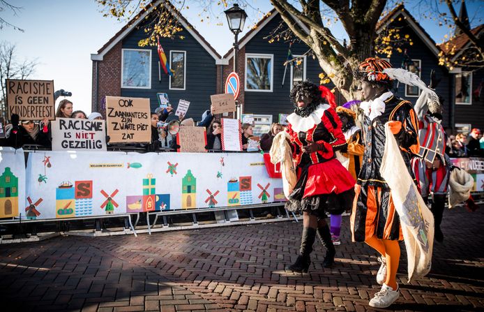 Demonstranten en Zwarte Pieten tijdens de landelijke intocht van Sinterklaas in de Zaanse Schans. ANP FREEK VAN DEN BERGH