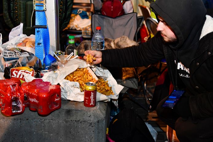 Frieten en pizza worden aangerukt op de Grote Markt om de honger te stillen.