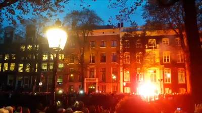 Zieke Eberhard van der Laan zwaait Amsterdammers toe