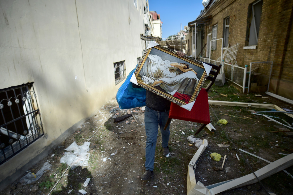 Een man draagt bezittingen uit zijn huis in Azerbeidzjan, dat door Armeense beschietingen is beschadigd. Turkije koos de kant van Azerbeidzjan in de gevechten tussen Armenië en Azerbeidzjan over het omsterden gebied Nagorno-Karabach in 2020. Beeld AP