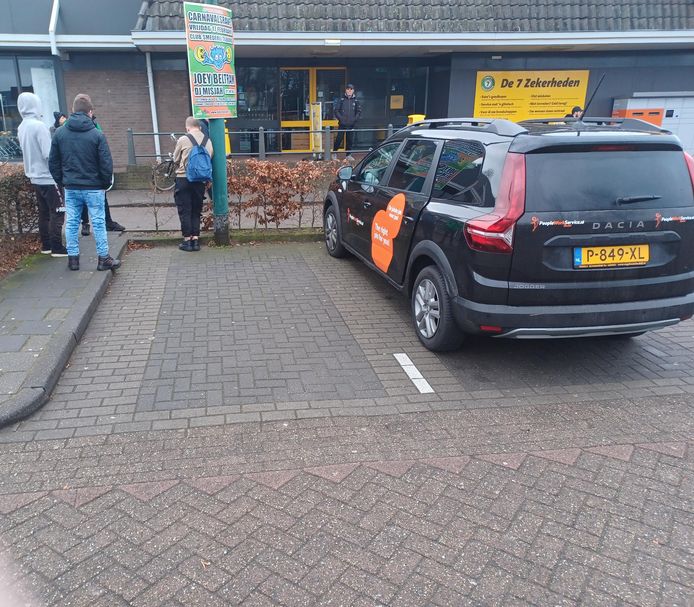 Klanten wachten voor een door stroomstoring gesloten deur bij Jumbo in Oisterwijk.