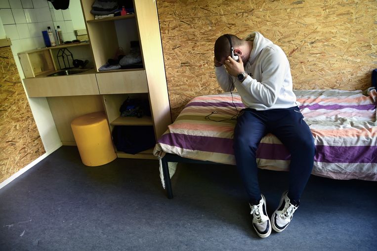 Alex (16) op zijn kamer in Midgaard. Beeld Marcel van den Bergh / de Volkskrant