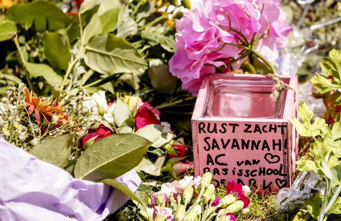 Bij het Oostweide College ligt een bloemenzee ter nagedachtenis aan Savannah.
