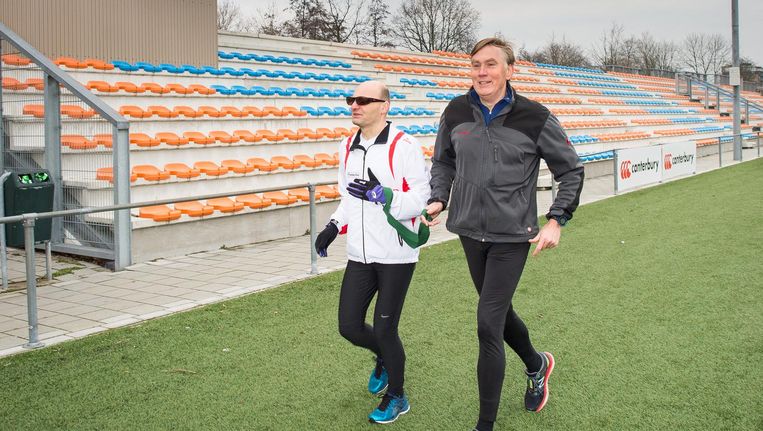 Training van Running Blind Amsterdam. De stichting wil de drempel verlagen voor mensen met een visuele handicap om te gaan hardlopen Beeld Mats van Soolingen