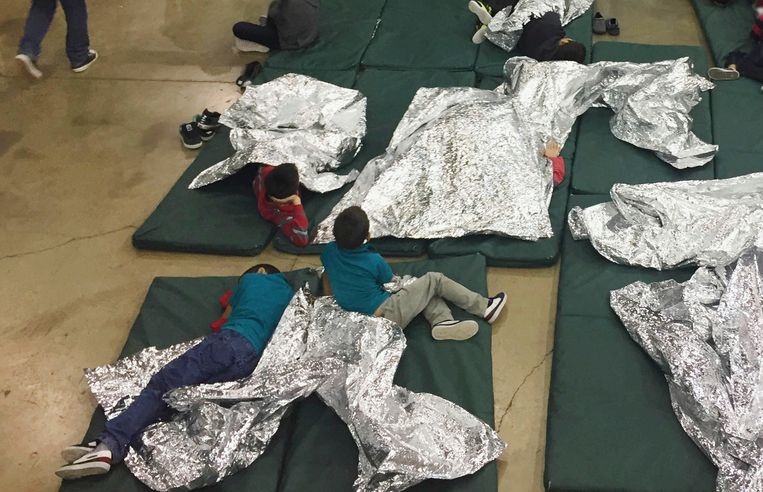 Een foto van de U.S. Customs and Border Protection van de opvang van kinderen nadat ze van hun ouders zijn gescheiden. Beeld AP