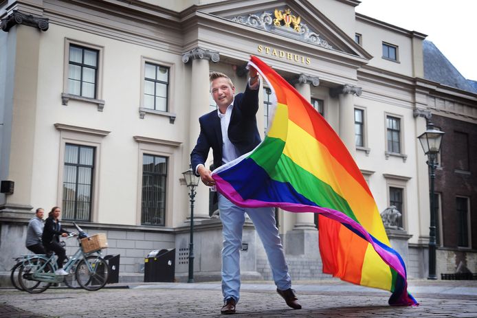 Lennart Lenskens met de regenboogvlag in Dordrecht.