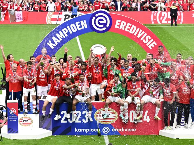 PSV pakt 25ste landstitel na doelpuntrijk kampioensduel met Sparta, fans bestormen veld na huldiging
