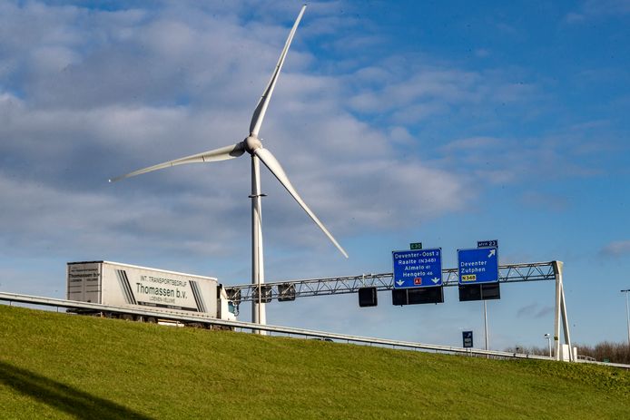 Een van de Deventer windmolens bij de snelweg A1.