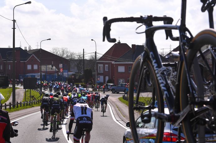 Beklaagde Claude V. voerde in zijn vrije tijd vips rond tijdens de wielerwedstrijd Dwars Door Vlaanderen.