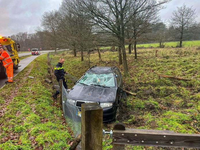 De auto eindigde zwaar beschadigd in de greppel.