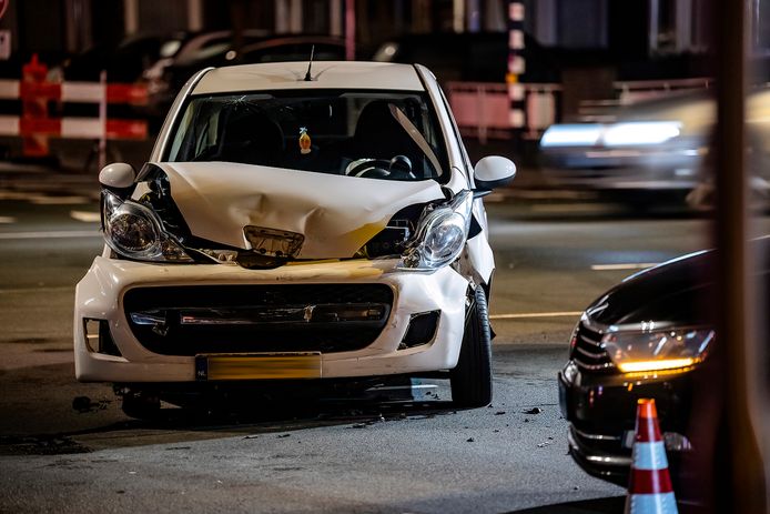 De taxi en de auto raakten door de botsing flink beschadigd.