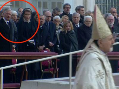 KIJK. Koning Filip en koningin Mathilde nemen afscheid van Paus Benedictus XVI
