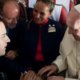 Paus verrast steward en stewardess met een bruiloft in het vliegtuig