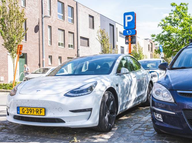 Elektrische wagen? Dan hoef je in Gent géén parkeerticket te kopen: “Er zit een lacune in de federale wetgeving”