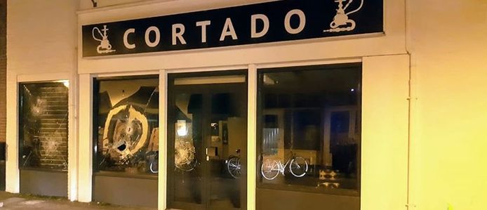 Stenen eindigden tegen de gevel van de horecagelegenheid in Culemborg.