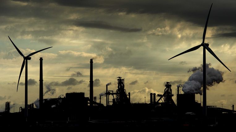De Hoogovens van staalproducent Tata Steel gezien vanaf de Noordzee. Alleen al de CO2-uitstoot van de rijkste mensen ter wereld zal de aarde 1,5 graad opwarmen. Beeld ANP
