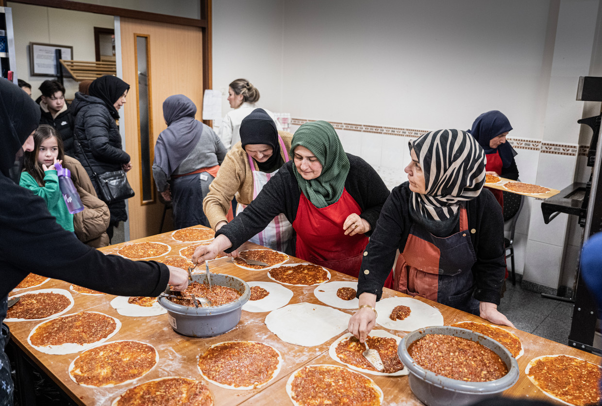 Vanaf zes uur ’s ochtends hebben de vrouwen Turkse pizza’s staan bakken in het keukentje van de moskee. Beeld Koen Verheijden