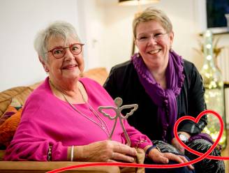 Door de stromende regen brengt kerstengel Wilma (85) uit Enschede met haar rollator cadeautjes naar vreemden: ‘Dat hoort zo, meneer’
