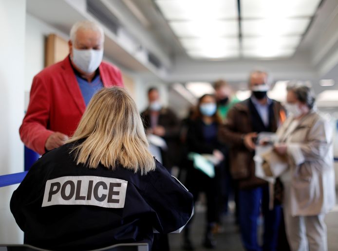 Arriverende reizigers worden gecontroleerd op het vliegveld van het Zuid-Franse Nice.