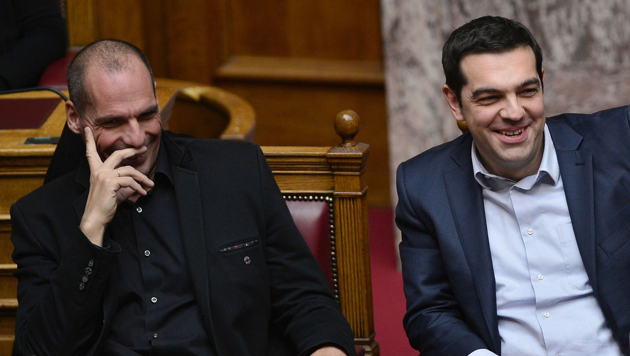 Minister Yianis Varoufakis samen met de Griekse premier Alexis Tspiras (rechts). Beeld afp